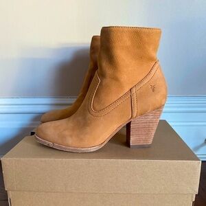 Frye Essa Leather Bootie in Sand Size 8M
